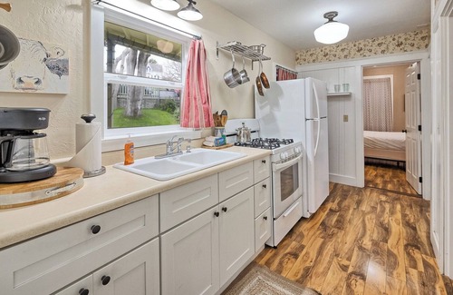 Arcata Apartment | 🍩Downtown Drift -Historic Arcata Home on the first floor - Hot Tub, Sauna & Bikes🐶