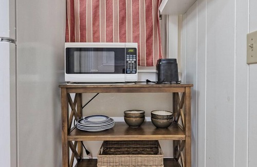 Arcata Apartment | 🍩Downtown Drift -Historic Arcata Home on the first floor - Hot Tub, Sauna & Bikes🐶