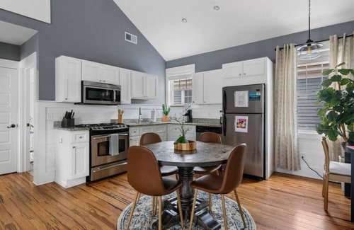 Downtown Charleston House | Downtown Duplex - Spring St - Sleeps 26