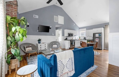 Downtown Charleston House | Downtown Duplex - Spring St - Sleeps 26