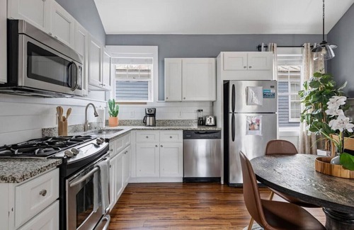 Downtown Charleston House | Downtown Duplex - Spring St - Sleeps 26