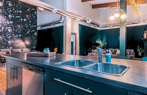 North Central Edmonton Apartment | Downtown Edmonton Loft - Brewery District walking distance to rogers place.