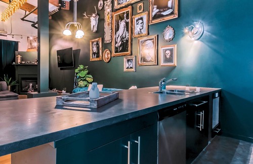 North Central Edmonton Apartment | Downtown Edmonton Loft - Brewery District walking distance to rogers place.