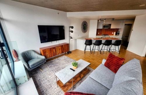 Gastown Apartment | Downtown Escape – Walk to Cruise Ships & Waterfront | 2 Comfy Beds