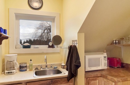 Friday Harbor Apartment | Downtown Friday Harbor! (Logger Suite)