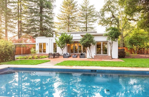 Healdsburg House | Downtown Healdsburg Retreat — Walk to Plaza, Pool, and Timeless Charm