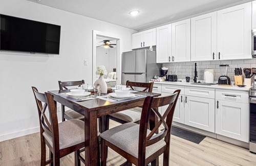 Northside House | Downtown + Heights Flat | Games | TVs WiFi | Pets