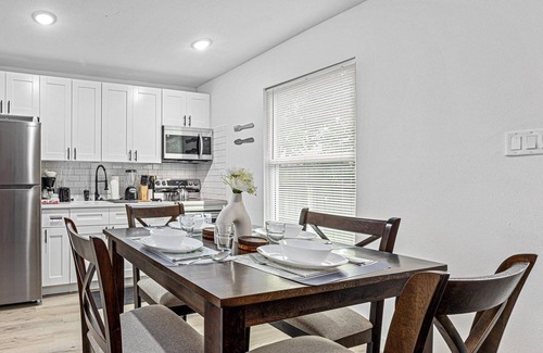 Northside House | Downtown + Heights Flat | Games | TVs WiFi | Pets