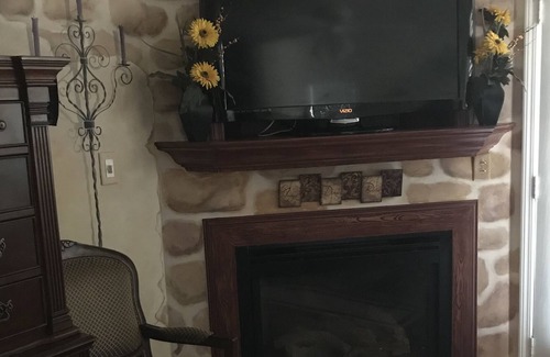 Helen Villa | Downtown Helen VIlla, Accessible, Hot Tub, Elevator, Fireplaces,