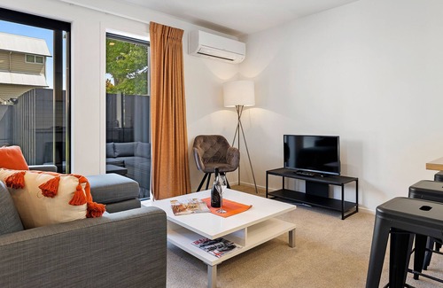 Linwood Cottage | DOWNTOWN HIDEAWAY, family friendly, with a garden in Christchurch
