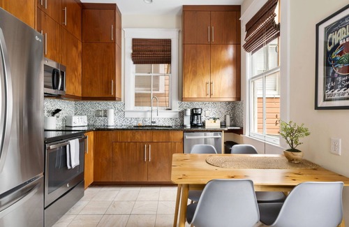 Cannonborough Elliotborough Apartment | Downtown Historic Condo Steps to King St