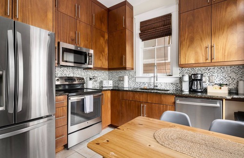 Cannonborough Elliotborough Apartment | Downtown Historic Condo Steps to King St