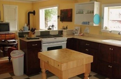 Crested Butte House | Downtown historic appeal only 1/2 block from Elk! Private HOT TUB!
