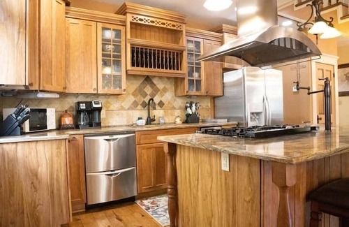 Eureka Springs Historic District House | Downtown House w/Parking! On Spring St, Sleeps 6!
