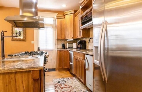 Eureka Springs Historic District House | Downtown House w/Parking! On Spring St, Sleeps 6!