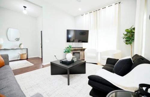 Greater East End House | Downtown Houston Luxe Gated Retreat