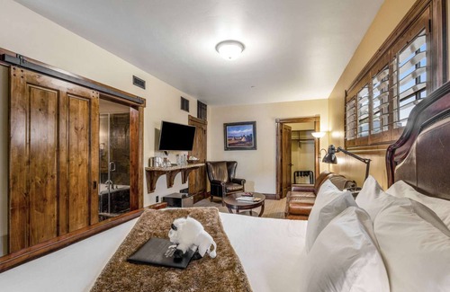 Jackson Hole Hotel | Downtown Jackson - Deluxe King Suite