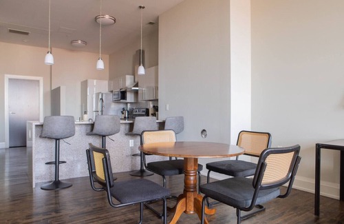Westown Apartment | Downtown Luxury 2BR Loft