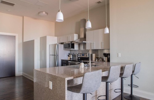 Westown Apartment | Downtown Luxury 2BR Loft