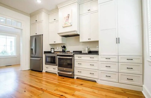 Bardstown House | Downtown Luxury Historic Home, Rock‘n Roll/Bourbon vibe, indoor sauna, 3 kings