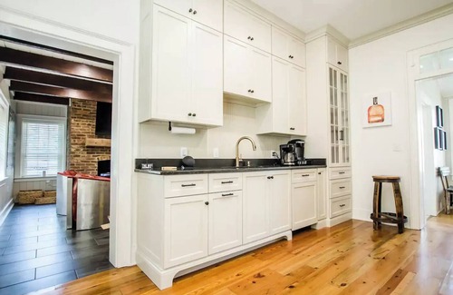 Bardstown House | Downtown Luxury Historic Home, Rock‘n Roll/Bourbon vibe, indoor sauna, 3 kings