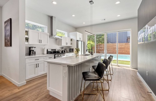 East Cesar Chavez House | Downtown Luxury Oasis - Heated Pool - 7 Bedroom