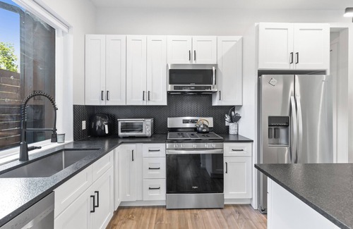 East Cesar Chavez House | Downtown Luxury Oasis - Heated Pool - 7 Bedroom