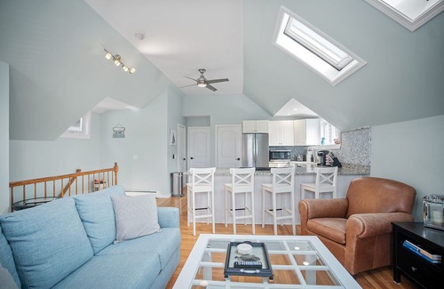 Yachting Village Condo | Downtown Newport Penthouse on Thames Street, 2 BR, Walk to Everything - Sleeps 6