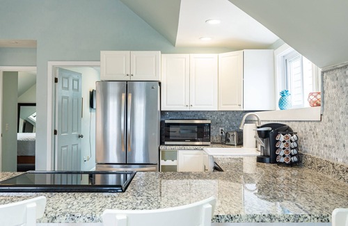 Yachting Village Condo | Downtown Newport Penthouse on Thames Street, 2 BR, Walk to Everything - Sleeps 6