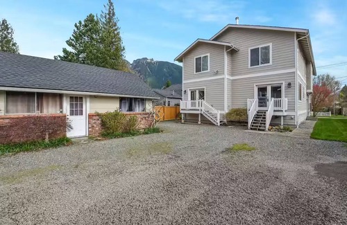 North Bend House | Downtown North Bend Basecamp