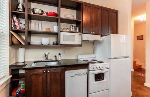 West End House | Downtown oasis, walking distance to Capitol, UT, Zilker Park, music venues
