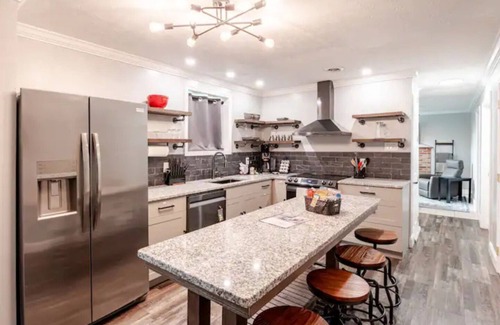 Knoxville Apartment | Downtown Retreat 5 mins to UT and Market Square