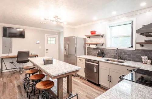 Knoxville Apartment | Downtown Retreat 5 mins to UT and Market Square