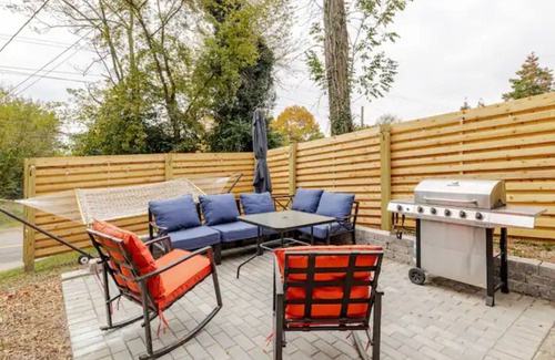 Knoxville Apartment | Downtown Retreat 5 mins to UT and Market Square