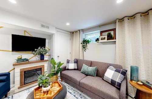 College Park Apartment | Downtown Retreat - Your Urban Oasis