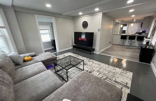 Salem House | Downtown Salem retreat 3BD w/parking