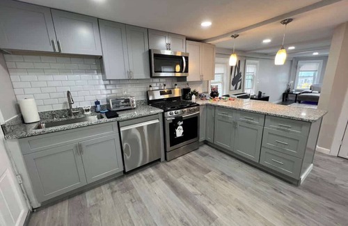 Salem Apartment | Downtown Salem Retreat 3BD parking