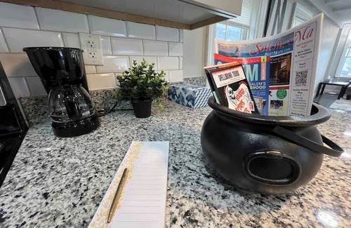 Salem Apartment | Downtown Salem Retreat 3BD parking