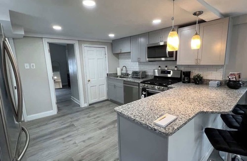 Salem Apartment | Downtown Salem Retreat 3BD parking
