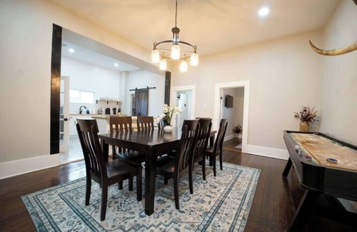 Midtown House | Downtown San Antonio/Sleeps 14/Pearl/Riverwalk/Zoo