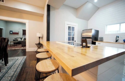 Midtown House | Downtown San Antonio/Sleeps 14/Pearl/Riverwalk/Zoo
