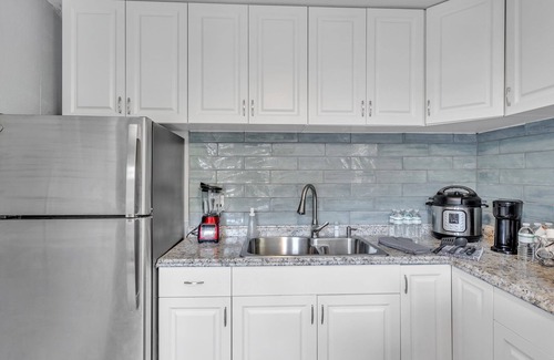 Gillespie Park House | Downtown Single Family Modern Bungalow close to beaches and dining by RedAwning