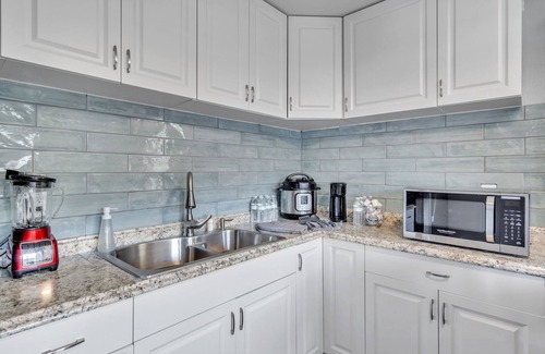 Gillespie Park House | Downtown Single Family Modern Bungalow close to beaches and dining by RedAwning