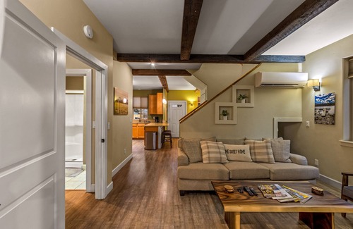 Sisters House | Downtown Sisters Modern Home Ideal Location! Dogs!