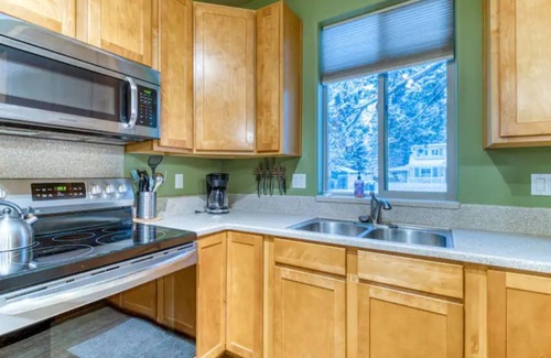 Sisters House | Downtown Sisters Modern Home Ideal Location! Dogs!
