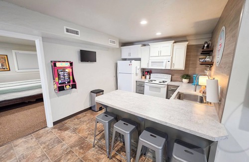 Tahlequah House | Downtown Tahlequah! Amazing Patio, Walkable to Restaurants/Bars, Wi-Fi +n