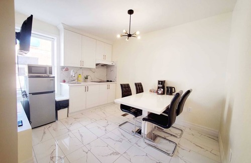 Trinity - Bellwoods House | Downtown Toronto 3 bedrooms unit Near Trinity bellwood park