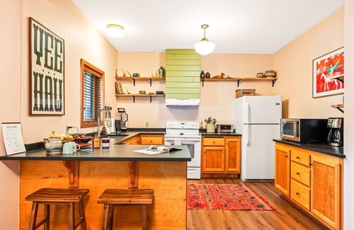 Sandpoint House | Downtown Townhome - Sauna HotTub Fire pit - Pet friendly