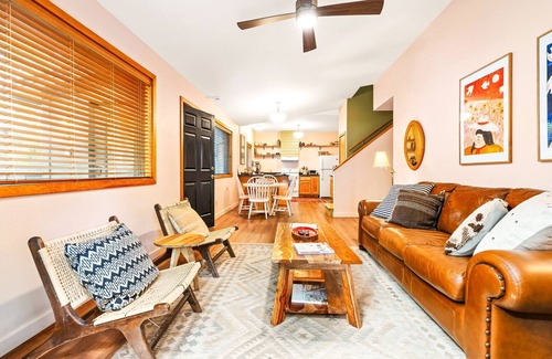 Sandpoint House | Downtown Townhome - Sauna HotTub Fire pit - Pet friendly