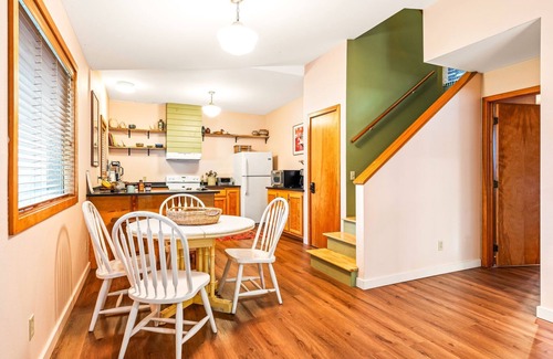Sandpoint House | Downtown Townhome - Sauna HotTub Fire pit - Pet friendly
